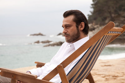 El actor Jordi Mollà interpretando al poeta Jaime Gil de Biedma en la película  El cónsul de Sodoma. 