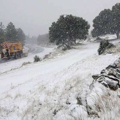 Una máquina quitanieves limpia la calzada en el Coll d'Ares, en la provincia de Castellón, ayer por la tarde.