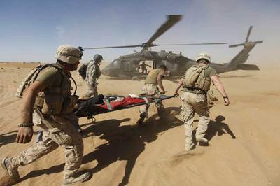  Marines  estadounidenses evacuan a un afgano herido durante una operación en Helmand, en octubre pasado.