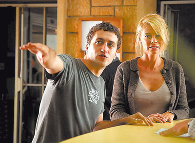  Morales da instrucciones a Belén Rueda, extrapolada de  El orfanato.  