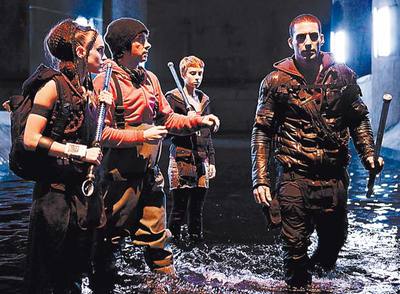  Chapero-Jackson, rodeado por los protagonistas de  Verbo.  