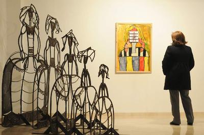 Una visitante en la exposición   El burka: La mirada de los símbolos  , en Huelva.