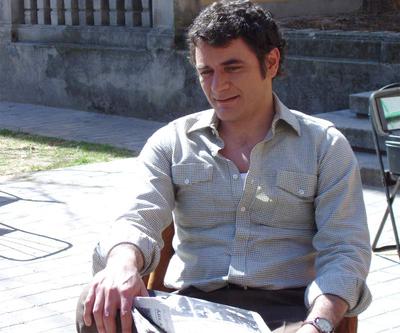 Alex Brendemühl interpretando a Juan Marsé en  El cónsul de Sodoma. 