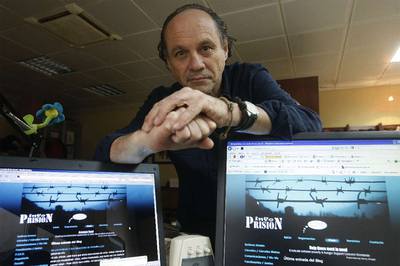 Jorge De Lahidalga, ex recluso que asesora a presos para su reinserción, muestra su página  web  sobre asuntos penitenciarios.