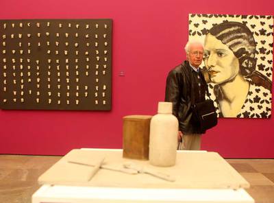 A la izquierda, una obra de Carmen Calvo; en el centro un visitante contempla una escultura de Carmen Laffón y un retrato de Gertrudis Rivalta.