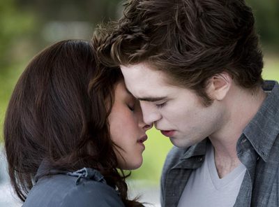 Kristen Stewart y Robert Pattinson, en un fotograma de la película  Crepúsculo: Luna Nueva , de Chris Weitz.