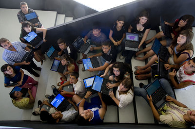 Escolares de un instituto de Plasencia, con un ordenador portátil por alumno.