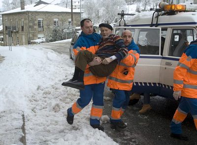 Los servicios de emergencias rescatan a un hombre de su domicilio en A Fonsagrada (Lugo).