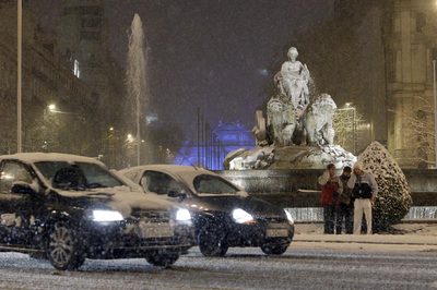 La nieve cubre la Cibeles.