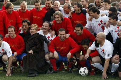Varios ex jugadores de la Primera División y veteranos del Carabanchel posan para la foto antes del partido.