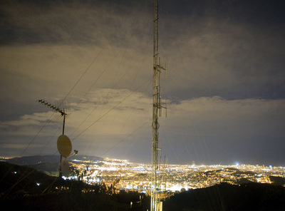 Antena de la emisora esRadio situada en el Tibidabo, en Barcelona.
