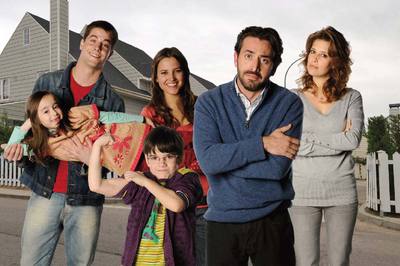 Antonio Garrido y Angie Cepeda, con los niños y adolescentes con superpoderes de  Los protegidos. 