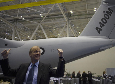 El presidente de Airbus, Thomas Enders, ayer en Sevilla, delante del segundo prototipo del A400M.