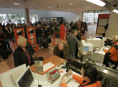Pasajeros hacían cola a mediodía de ayer ante los mostradores de la terminal T2 del aeropuerto de L'Altet.