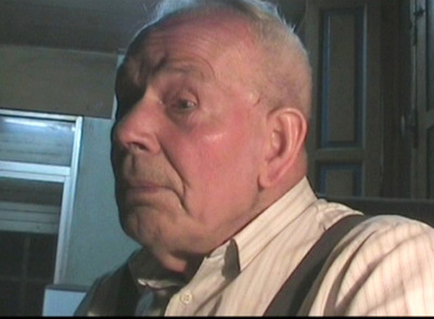 José Regadío, en su casa de Filgueirarnen una imagen tomada de un documental de José de Castro.