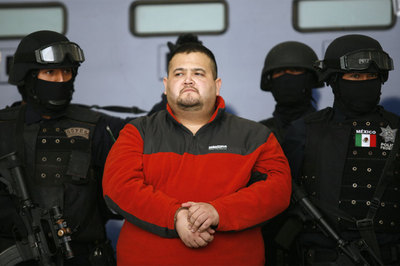 Teodoro García Simental,  el Teo,  rodeado de policías en México.