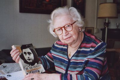 Miep Gies, con su libro  Recuerdos de Ana Frank,  en 1998.