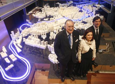 Iñaki Azkuna, Esther Pizarro e Ignacio Alcalde, de izquierda a derecha, delante de la escultura dedicada a Bilbao.rnEl dúo Ketan actúa en el Euskalduna.