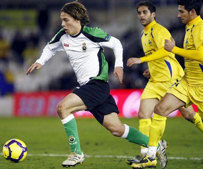 Canales lidera el contraataque del Racing ante dos jugadores del Alcorcón.