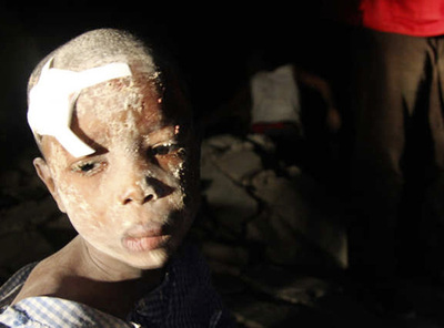 Un niño espera atención médica el martes en Puerto Príncipe.