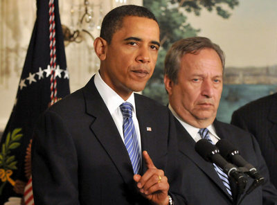 Barack Obama, durante su intervención en la Casa Blanca. A la derecha, su asesor Lawrence Summers.