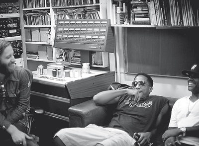  Dan Auerbach, la mitad de Black Keys, con Q-Tip 