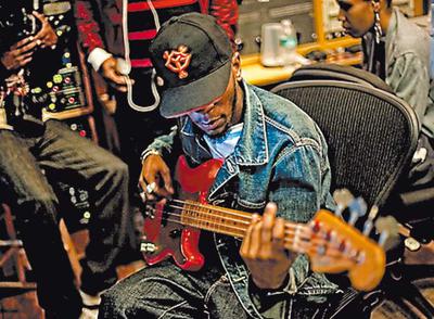  El  rapero  Mos Def en un estudio de grabación 