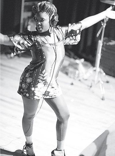  La  rapera  Nicole Wray grabando. 