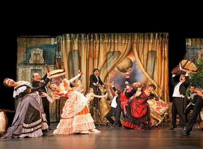 Escena de  Angelina o el honor de un brigadier,  de Enrique Jardiel Poncela, montaje dirigido por Juan Carlos Pérez de la Fuente.