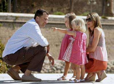 Los Príncipes y sus hijas, Leonor y Sofía, en Mallorca en 2009.
