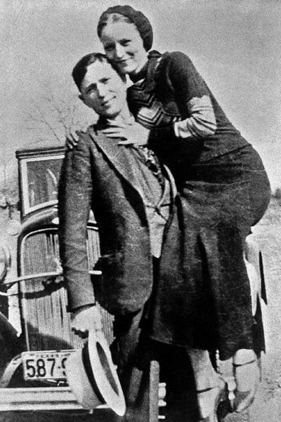 Clyde y Bonnie, en una de las imágenes que ilustran  Wanted lovers. Las cartas de amor de Bonnie & Clyde .