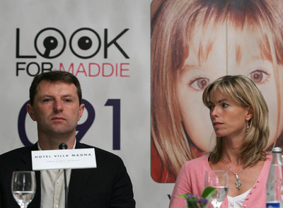 En la foto de la izquierda, Gerry y Kate McCann, padres de Madeleine, durante la rueda de prensa ofrecida en Madrid el 1 de junio de 2007. A la derecha, imágenes creadas por ordenador que muestran la posible evolución del rostro de la menor y el cambio de color de su piel, en caso de que residiese en un país de clima cálido.rn  Reuters