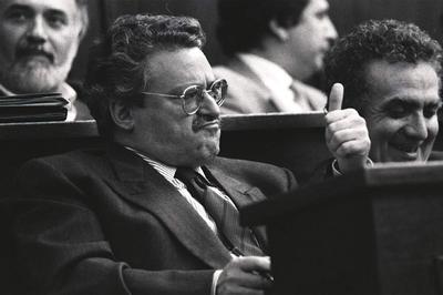 Joaquín Leguina, durante la moción de censura que PP y CDS presentaron contra los socialistas en la Asamblea de Madrid.rnPortada del último libro de Joaquín Leguina, editado por Alfaguara.