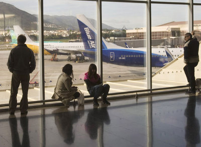 Viajeros esperan en una terminal del aeropuerto de Málaga.