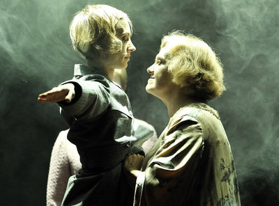 Escena de la obra  El baile  representada en el teatro Valle-Inclán.