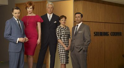 De izquierda a derecha, Vincent Kartheiser, Christina Hendricks, John Slattery, Elizabeth Moss y John Hamm, en la serie  Mad men. 