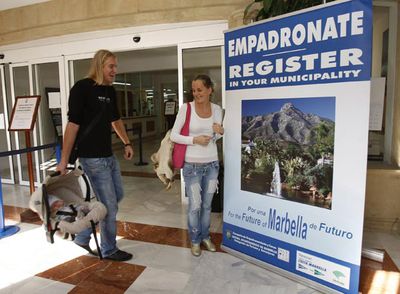 Una pareja extranjera y su bebé, ayer, a las puertas del Consistorio marbellí.