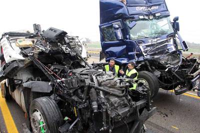 Dos de los camiones que se vieron involucrados ayer en el choque múltiple de Vilobí d'Onyar.