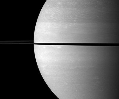 Vista de Saturno tomada por la  Cassini  dos meses después del equinoccio de agosto de 2009, en la que los anillos producen una sombra en forma de banda muy estrecha sobre el planeta.