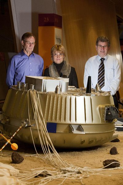Robert Mitchell (izquierda), Athena Coustenis y Jean Pierre Lebreton, junto a la maqueta de  Huygens  en Cosmocaixa Barcelona.