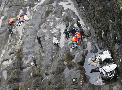 Dos policías heridos al caer su coche por un acantilado en Nigrán