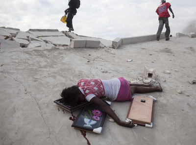 MUERTA POR TRES CUADROS DE FLORES