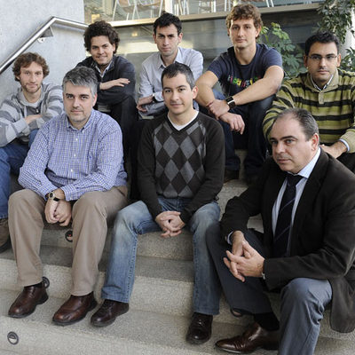 José Manuel Alonso, segundo por la izquierda, y su equipo en la fundación CTIC.