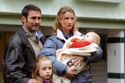 De izquierda a derecha, Sergi López, Mélusine Mayance y Alexandra Lamy con Arthur Peyret en brazos, en  Ricky .