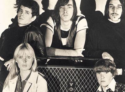  The Velvet Underground. En la fila superior, de izquierda a derecha, Lou Reed, Sterling Morrison y John Cale. Debajo, Nico y Maureen Tucker 