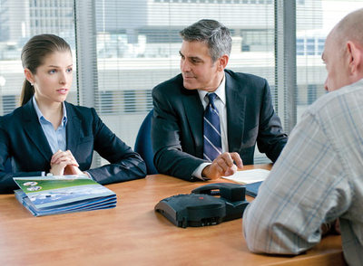  De mosquita muerta, nada. La niñata de  Crepúsculo  se zampa a George Clooney en  Up in the air.  