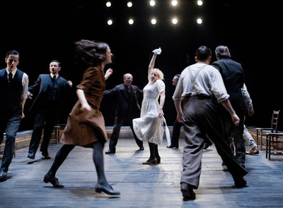Escena de  Our class,  de Tadeusz Slobokzianek, dirigida por Bijan Sheibani en el National Theatre de Londres.