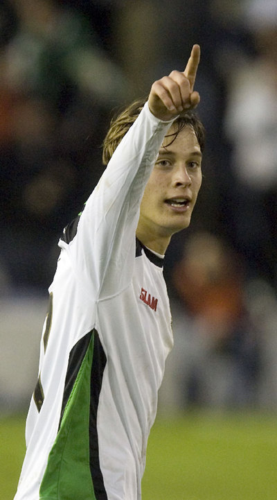 Canales celebra un gol con el Racing esta temporada.