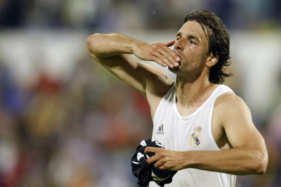 Van Nistelrooy celebra un gol con el Madrid