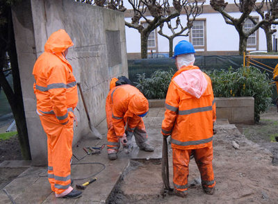 Unos operarios desmontan el pedestal que ocupaba la estatua, destinado a un futuro espacio de ocio infantil.